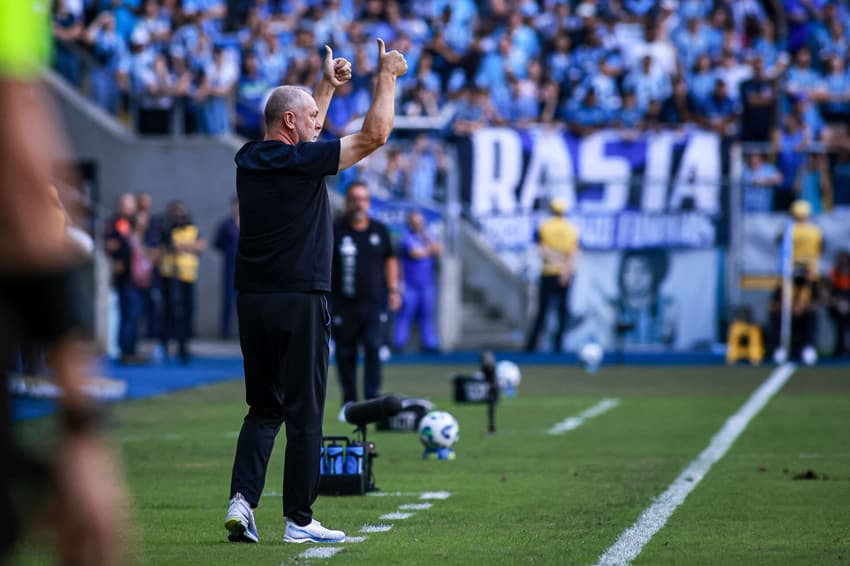 Mano Menezes durante a vitória do Grêmio sobre o Santos. (Foto: Maxi Franzoi/AGIF)