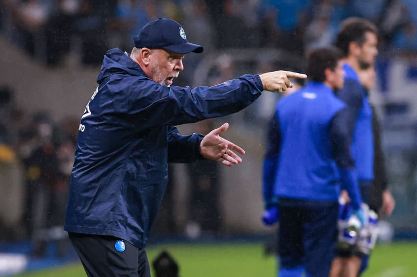 Mano Menezes orienta o Grêmio no empate do Grêmio com o CSA. (Foto: Maxi Franzoi/AGIF)
