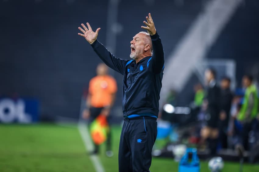 Mano Menezes esbraveja durante o empate do Grêmio com o Atlético Grau-PER. (Foto: Lucas Uebel/Grêmio FBPA)