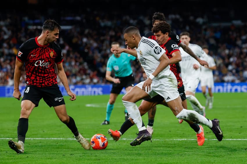 Mbappé tenta passar pela marcação adversária em Real Madrid x Mallorca, pelo Campeonato Espanhol
