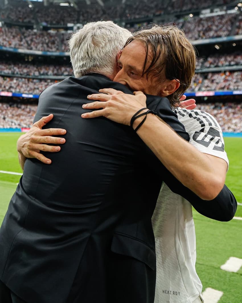Modric e Ancelotti em suas despedidas do Real Madrid (Foto: Reprodução)