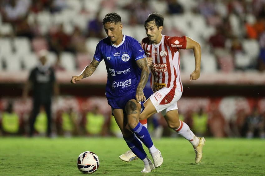 Otavio em Náutico x Confiança, nos Aflitos (foto: Marlon Costa/AGIF)