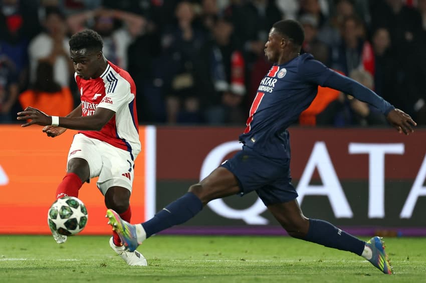 Nuno Mendes disputa bola com Saka em PSG x Arsenal, pela Champions League