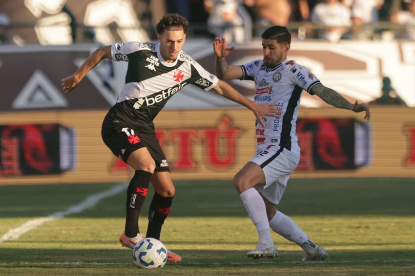 Nuno Moreira é titular do Vasco contra o Palmeiras pelo Brasileirão