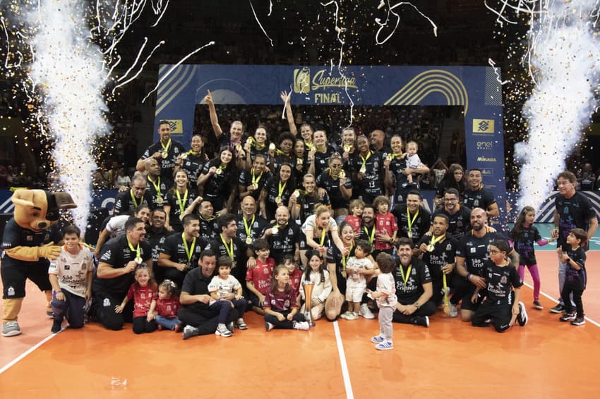 Jogadoras e comissão técnica do Osasco celebram o título da Superliga