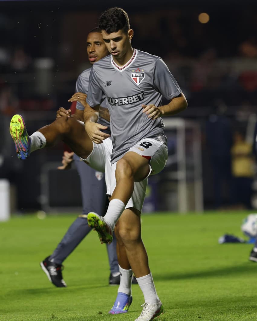 Oscar no aquecimento antes da partida da derrota do São Paulo (Foto: Rubens Chiri / São Paulo FC)