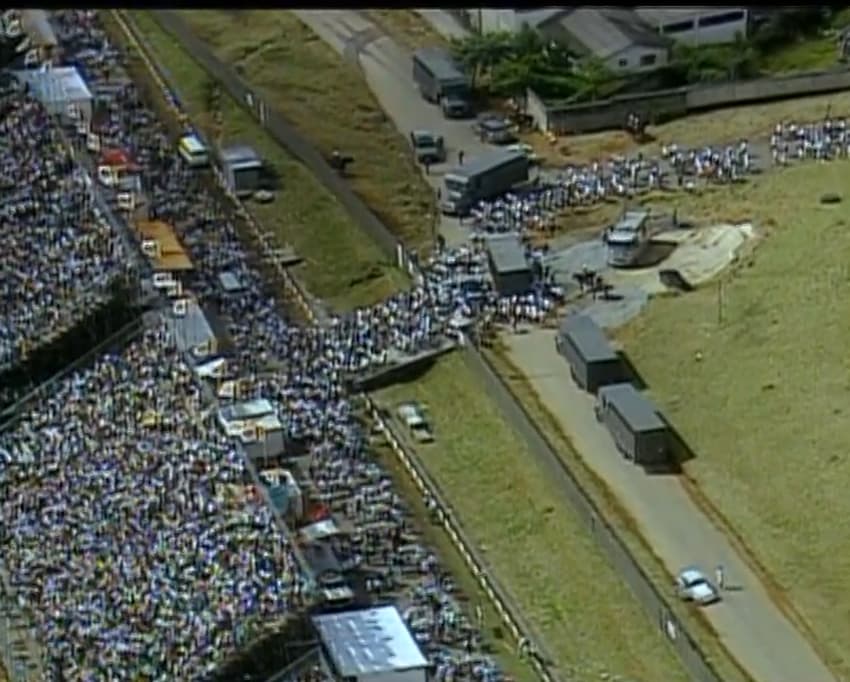 Público sai do autódromo de Interlagos após Senna abandonar prova de 1994