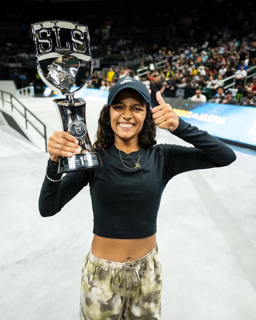 Rayssa Leal com o troféu da SLS Miami 2025 (Créditos: Reprodução/SLS)