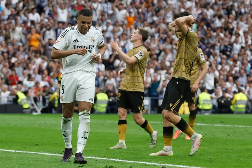 Mbappé celebrando o primeiro gol, no confronto contra a Real Sociedad. (Foto: Pierre-Philippe Marcou/ AFP)