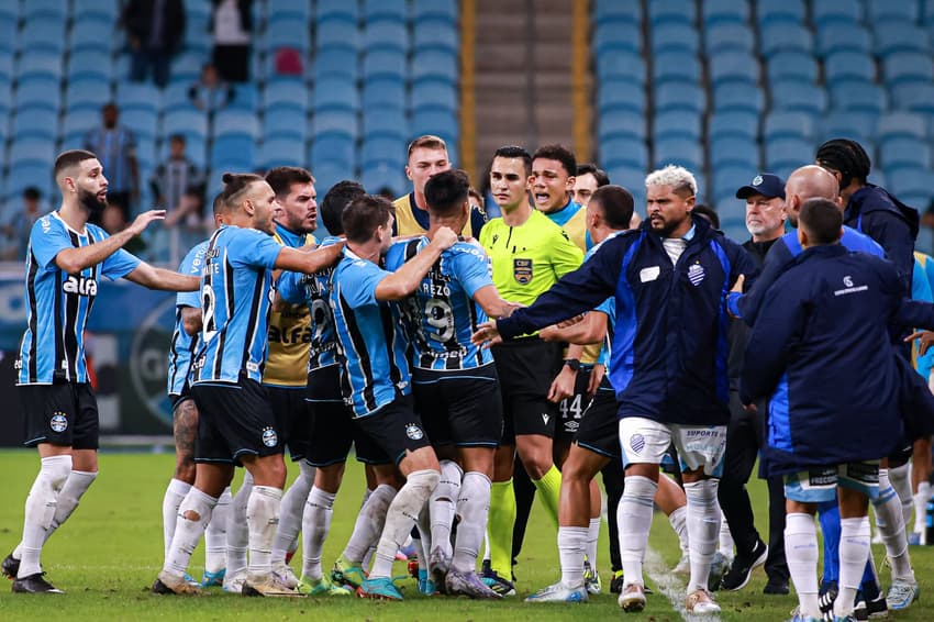 Jogadores do Grêmio partem para cima do árbitro Matheus Candançan. (Foto: Maxi Franzoi/AGIF)