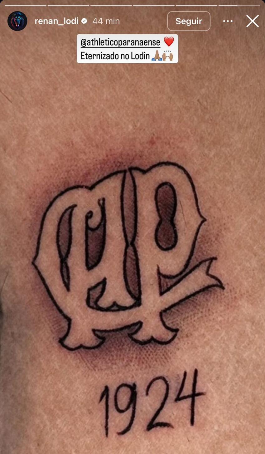 Renan Lodi tatuagem escudo Athletico