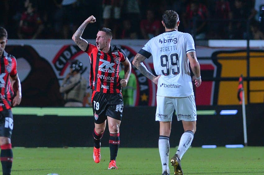 Renato Kayzer comemora em Vitória x Vasco, no Barradão (foto: Walmir Cirne/AGIF)