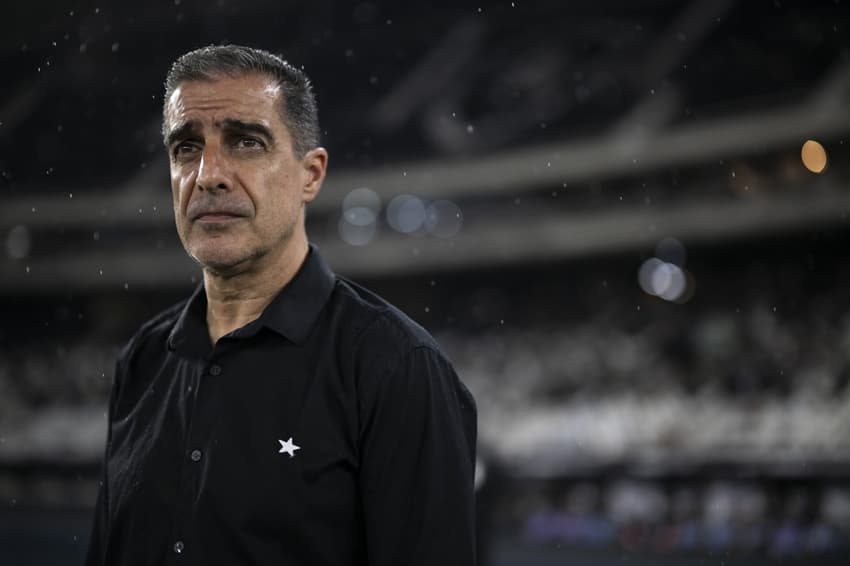 Técnico Renato Paiva em Botafogo x Internacional, no estádio Nilton Santos (foto: Jorge Rodrigues/AGIF)