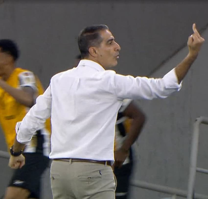 Renato Paiva dedo do meio Botafogo