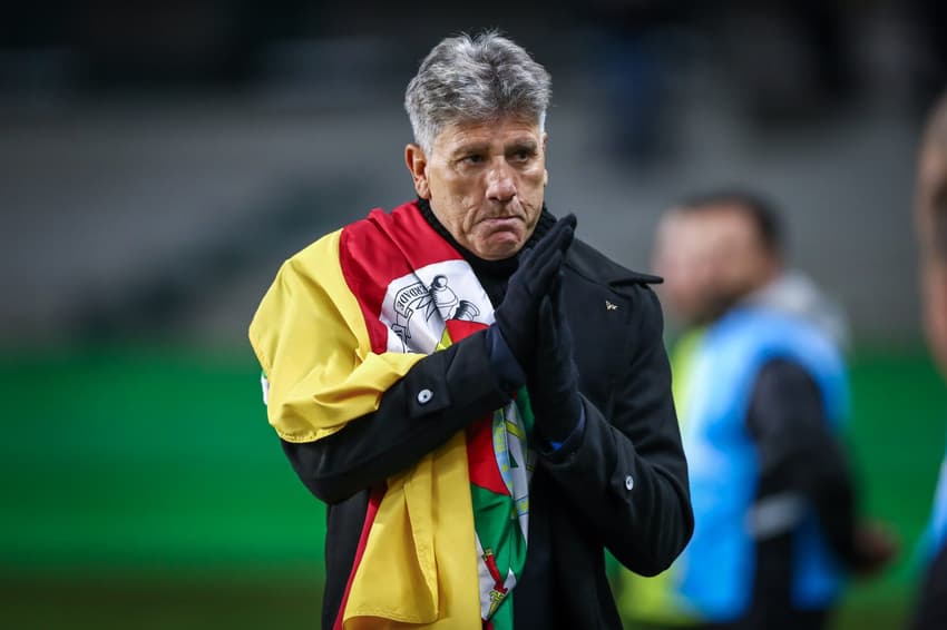 Renato com a bandeira do Rio Grande do Sul após a tragédia climática de 2024. (Foto: Lucas Uebel/Grêmio FBPA)