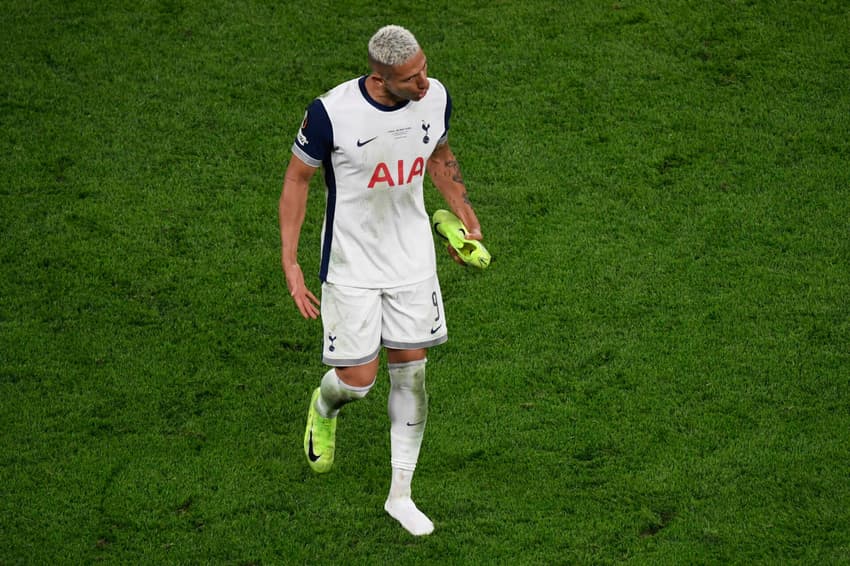 Richarlison na saída de campo no duelo entre Manchester United e Tottenham, válido pela final da Europa League. (Foto: Ander Gillenea/AFP)