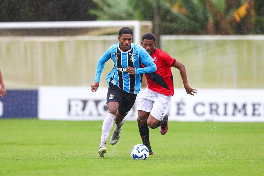 Riquelme com a bola no jogo entre Grêmio e Atlético-GO pelo Campeonato Brasileiro Sub-20. (Foto: Angelo Pieretti/Grêmio FBPA)