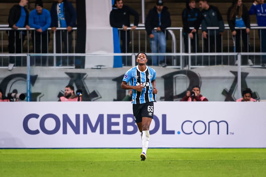 Riquelme marcou seu primeiro gol como profissional. (Foto: Maxi Franzoi/AGIF)