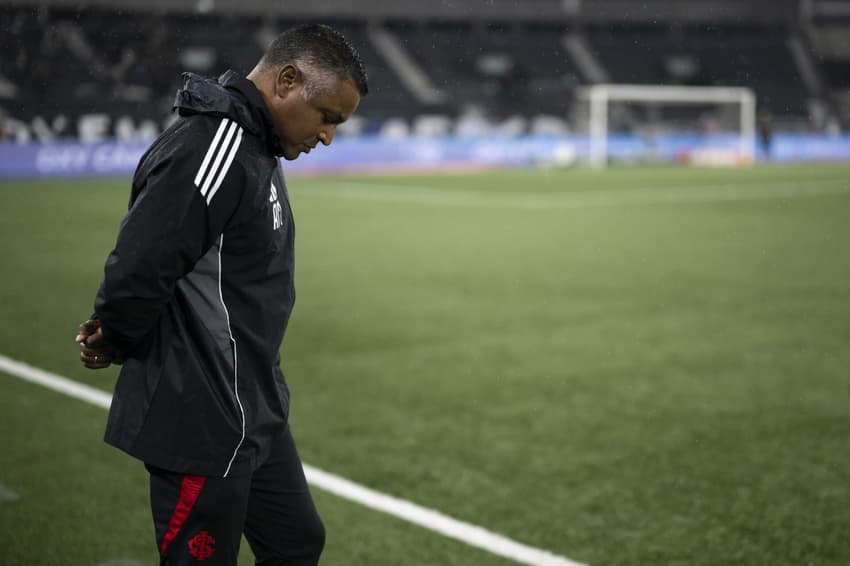 Roger Machado cabisbaixo antes do jogo do Internacional contra o Botafogo. (Foto: Jorge Rodrigues/AGIF)