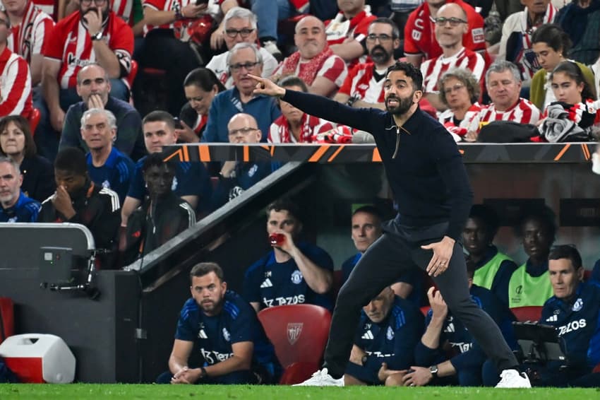 Rúben Amorim orienta jogadores do Manchester United contra o Athletic Bilbao, pela Europa League