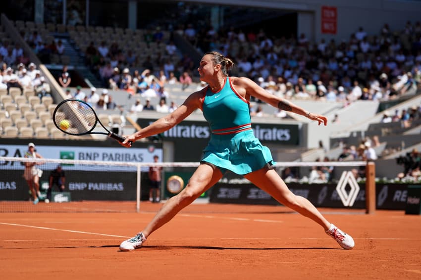 Aryna Sabalenka dá um backhand contra Olga Danilovic em Roland Garros (foto: Dimitar DILKOFF / AFP)