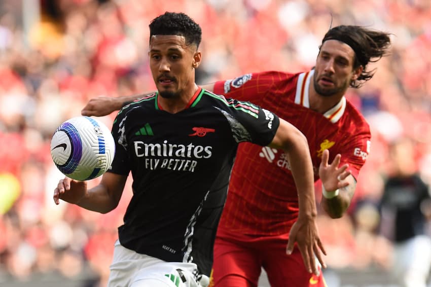 Szoboszlai e Saliba disputando a bola no confronto entre Liverpool e Arsenal, na Premier League (Foto: Peter Powell/AFP)