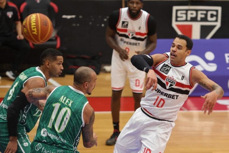 Bauru e São Paulo em jogo da temporada regular do NBB (Foto: Nilton Fukuda/Saopaulofc.net)