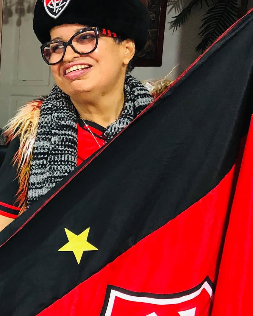 Rosecleide posa com a camisa do Vitória Foto: Redes Sociais
