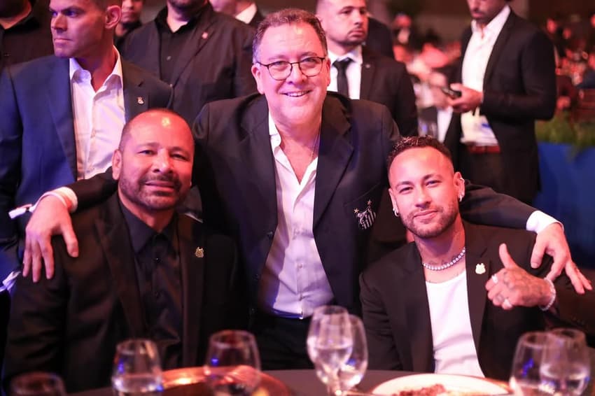 Neymar Pai, Marcelo Teixeira e Neymar Jr. durante premiação do Campeonato Paulista de 2025. (Foto: Reinaldo Campos/ Santos FC)