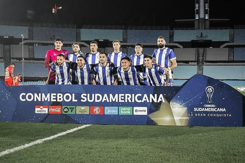 Equipe do Cerro Largo reunida no estádio Centenário Foto: Divulgação / Redes Sociais