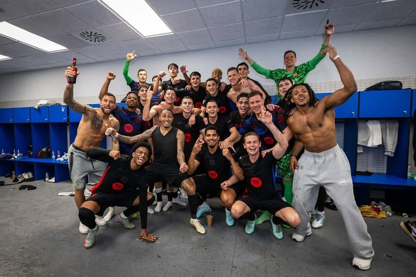 Elenco do Barcelona comemora título de La Liga (Reprodução: Raphinha)