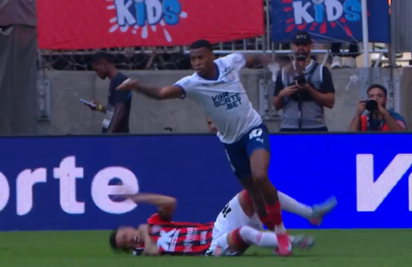 Momento da agressão de Jean Lucas a Baralhas Foto: Reprodução / CBF