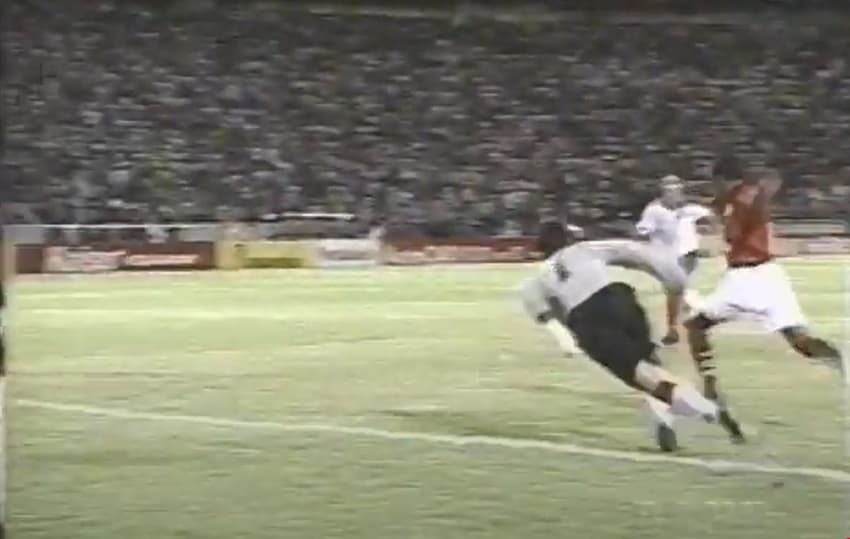 Gol de Lúcio que sacramentou a vitória do Flamengo em cma do Bahia em 2000 Foto: Reprodução