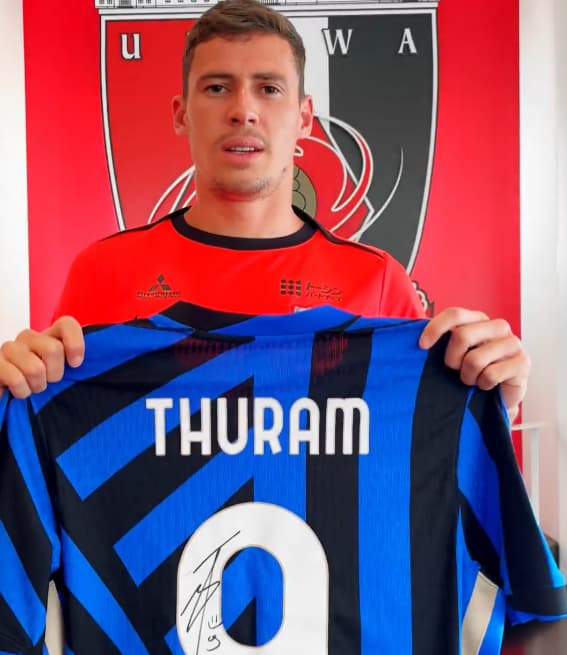 Matheus Sávio com a camisa autografada por Marcus Thuram, da Inter de Milão