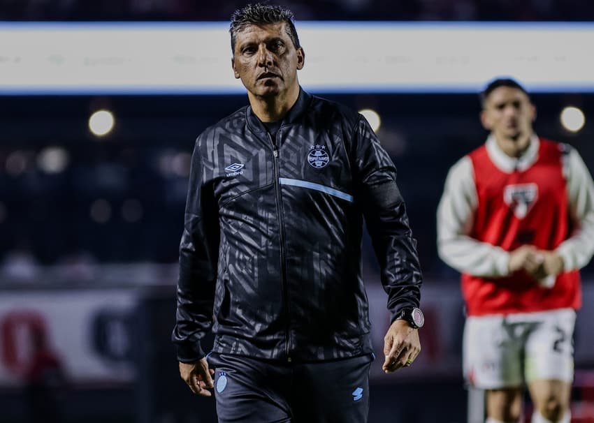 Com ausência de Mano Menezes, Sidnei Lobo comandou o Grêmio diante do São Paulo. (Foto: Fabio Giannelli/AGIF)