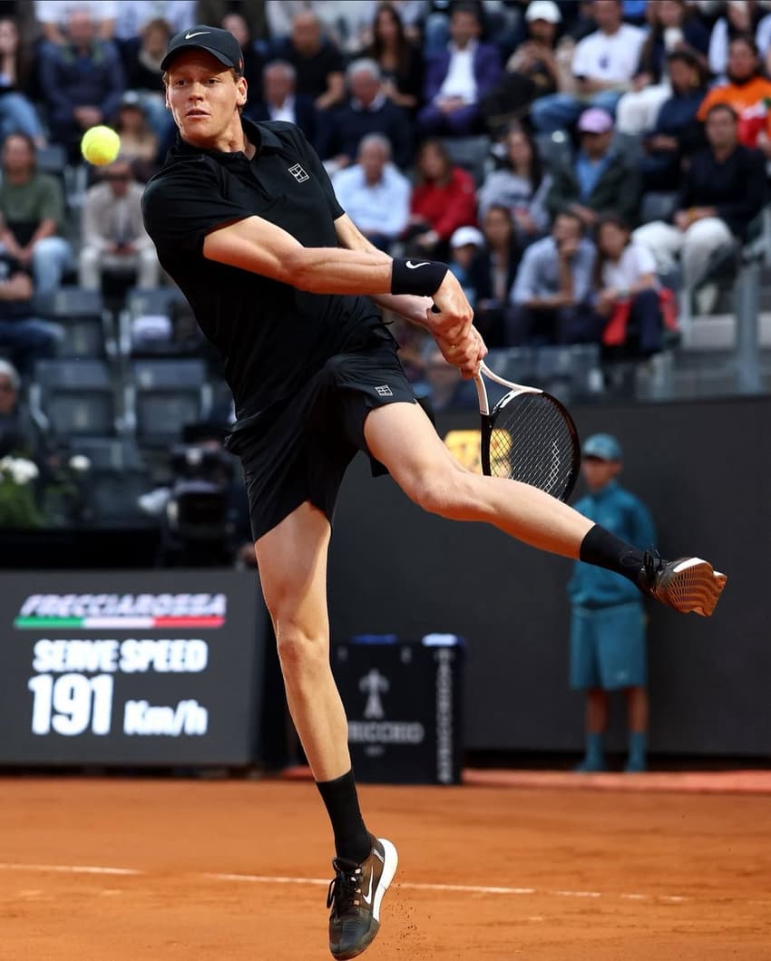 O domingo será animado para os fãs de tênis, com a disputa da decisão do Masters 1000 de Roma, na Itália. Jannik Sinner, atual número um do mundo e Carlos Alcaraz, que ocupa a terceira posição, se enfretam ao 12h (de Brasília).
➡️ Siga o Lance! no WhatsApp e acompanhe em tempo real as principais notícias do esporte
Este marca o 11° confronto entre os tênistas desde que integraram a Associação de Tenistas Profissionais. Alcaraz lidera a disputa por seis a quatro. Está será a primeira decisão em nível Master, marcando a final da rivalidade entre o espanhol e o italiano.
This image has an empty alt attribute; its file name is Sinner.jpg
Sinner a caminho das semifinais (Foto: Reprodução/ Redes Sociais)