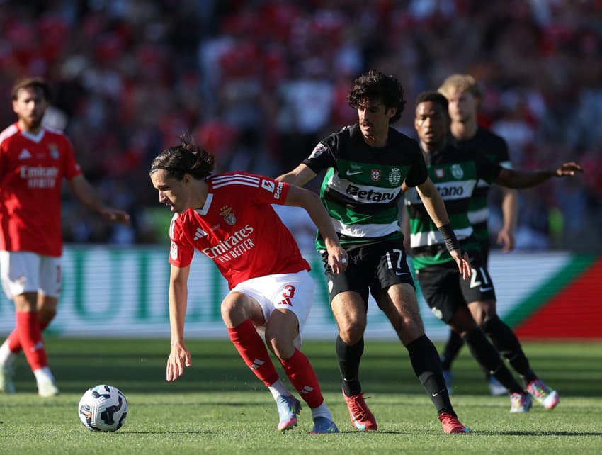 Sporting e Benfica em ação pela final da Taça de Portugal (Foto: Carlos Costa/AFP)