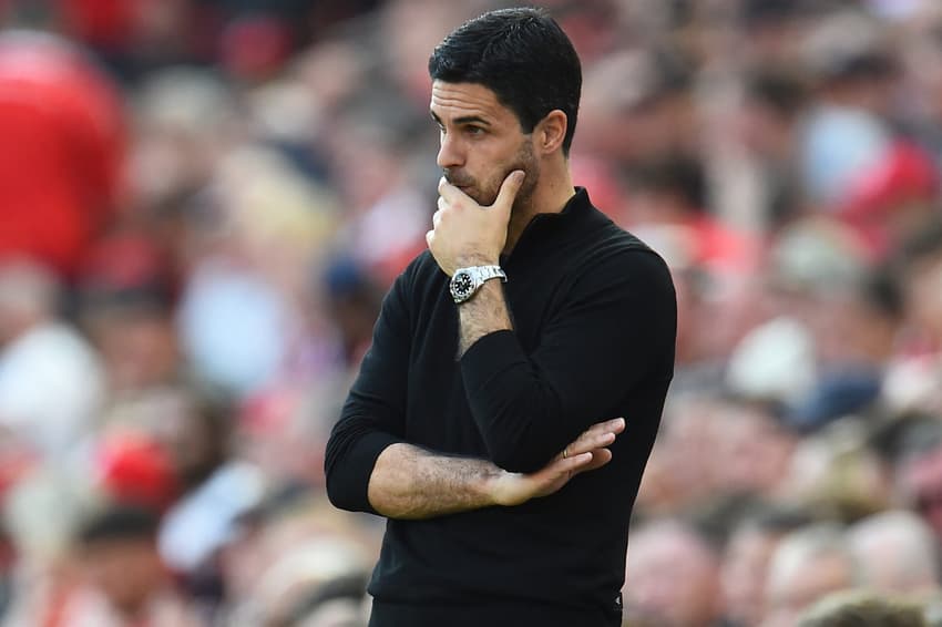 Técnico do Arsenal, Arteta observa confronto contra o Liverpool, pela Premier League