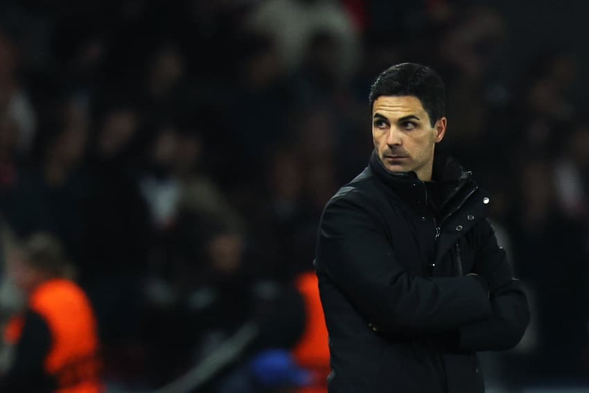Técnico do Arsenal, Mikel Arteta observa jogo contra o PSG, pela Champions League