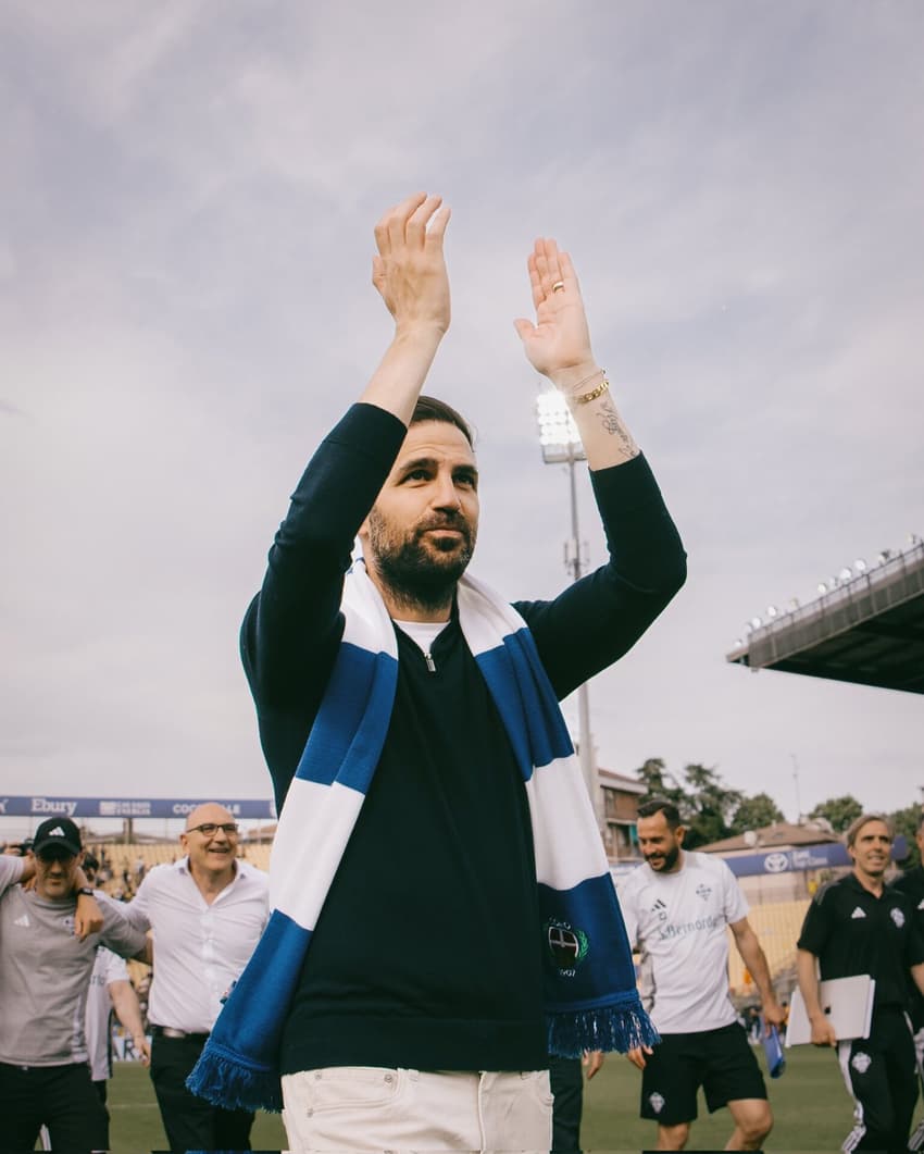 Técnico do Como, Cesc Fàbregas aplaude torcida do clube italiano