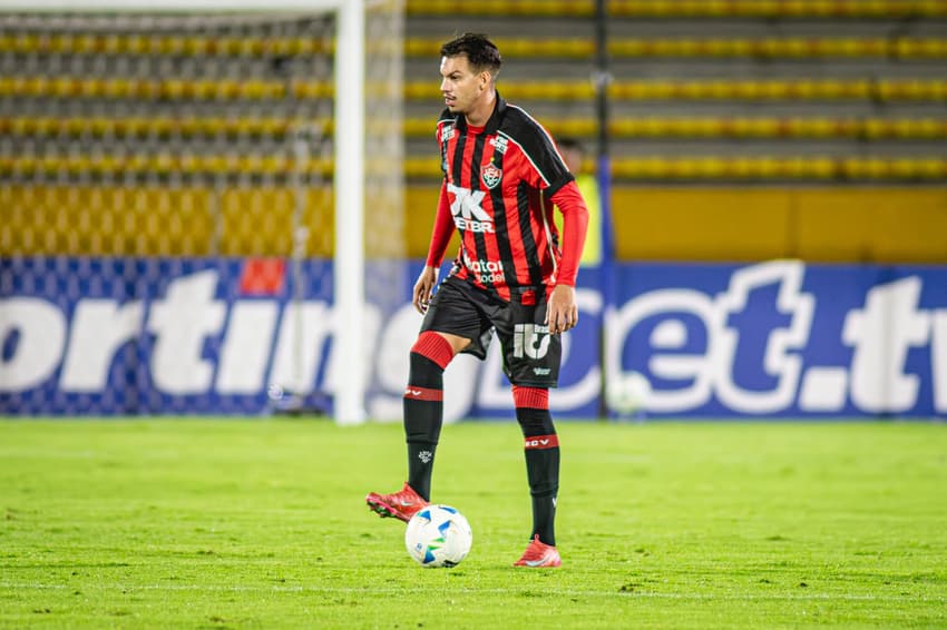 Zé Marcos em ação contra a Universidad Católica Foto: Victor Ferreira / EC Vitória