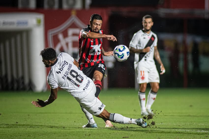 Wellington Rato tenta finalização contra o Vasco Foto: Victor Ferreira / EC Vitória