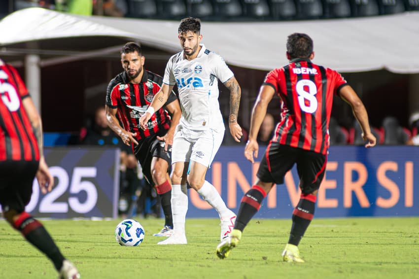 Villasanti com a bola no empate do Grêmio com o Vitória. (Foto: Celo Gil/Grêmio FBPA)