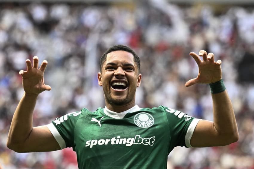 Vitor Roque comemora seu gol pelo Palmeiras sobre o Vasco