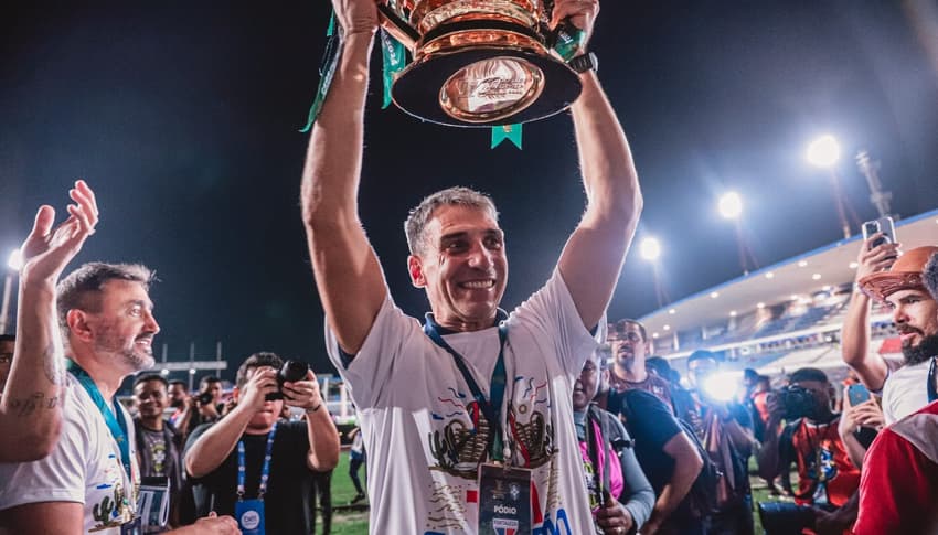 Vojvoda, do Fortaleza, com a taça da Copa do Nordeste de 2024 (Foto: Mateus Lotif/Fortaleza EC)