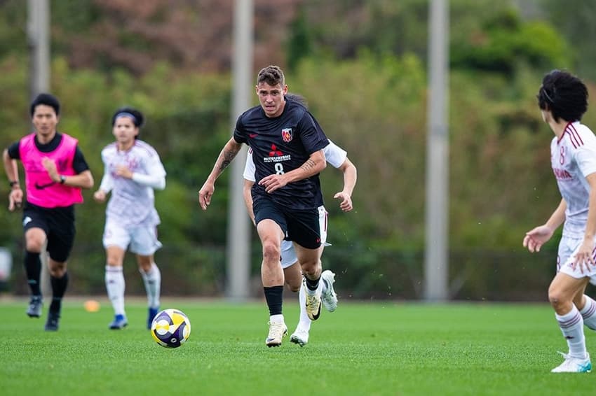 Matheus Sávio em partida pelo Urawa Reds