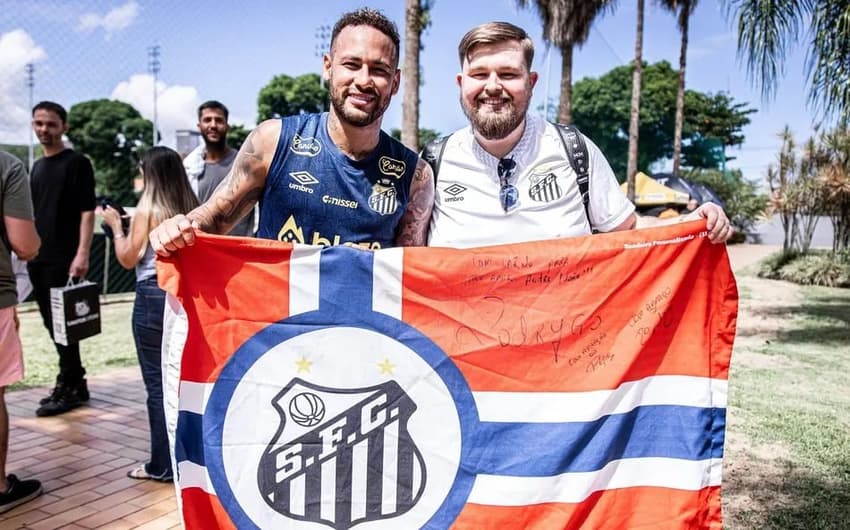 Torcedor ilustre visita elenco do Santos no CT Rei Pelé com a família. (Foto: Raul Baretta/ Santos FC.)