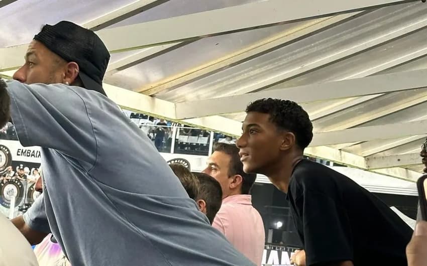 Neymar esteve ao lado do filho de Robinho em jogos do Santos (Foto: Juliana Yamaoka/ Lance)