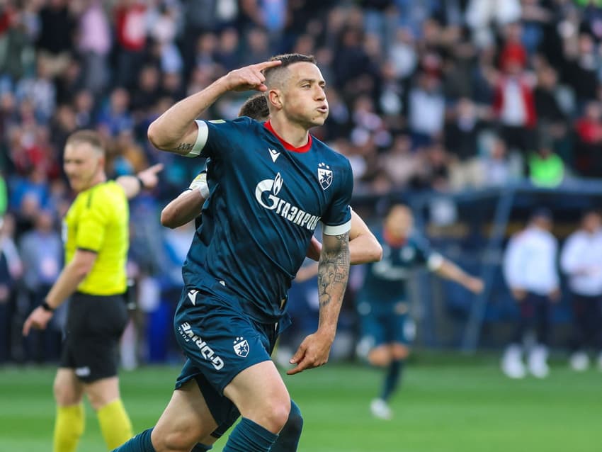 Bruno Duarte comemora gol na final da Copa da Sérvia pelo Estrela Vermelha (Foto: Divulgação)