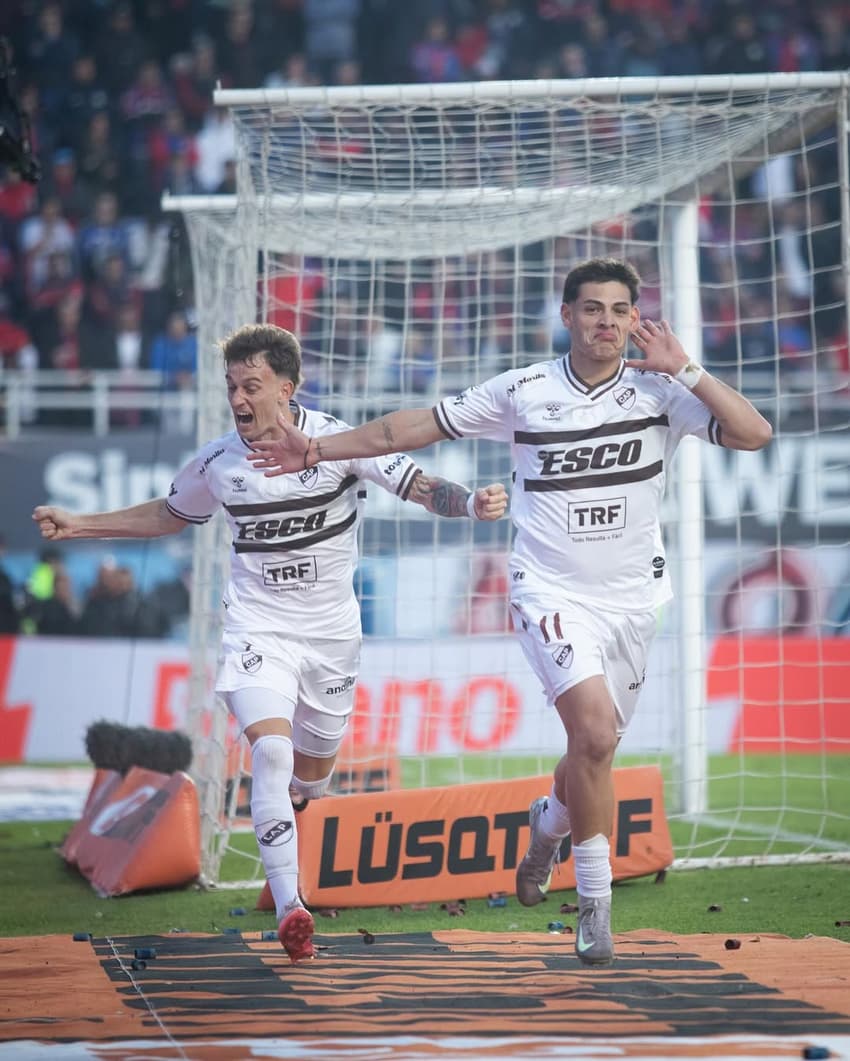 Platense em ação pelo Campeonato Argentino (Foto: Reprodução)